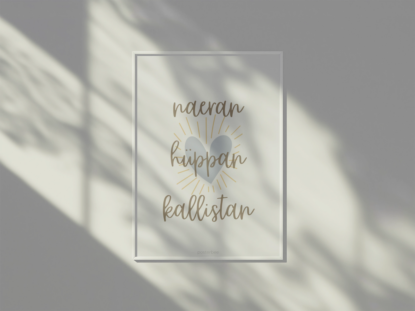 Detailpilt tekstiga “Naeran, hüppan, kallistan” minimalistlikul posteril beebituppa