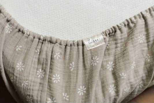 Musliinist kummiga aluslina - Beige Daisy