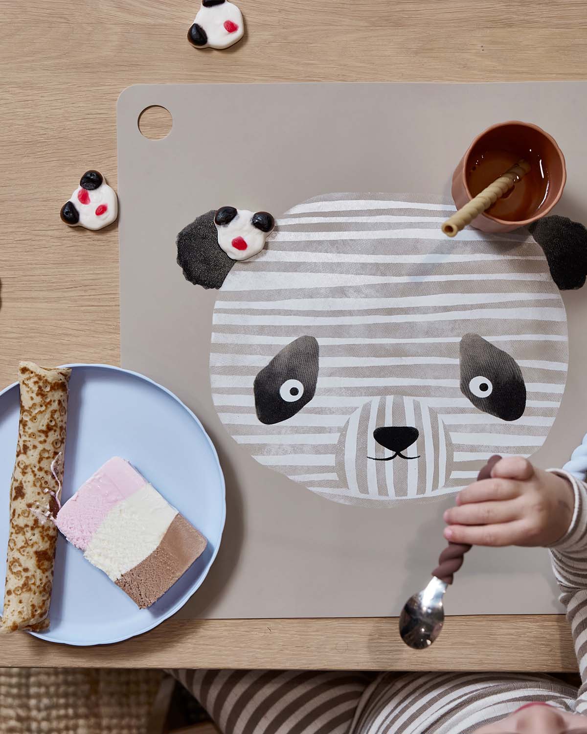Detailvaade kandilisest panda söögimast – tekstuur ja panda kujundus