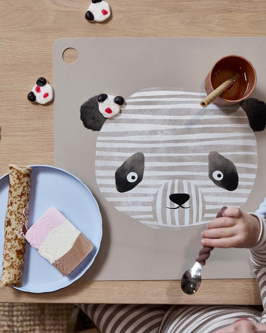 Detailvaade kandilisest panda söögimast – tekstuur ja panda kujundus