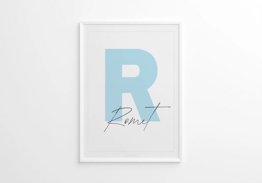 Nimeposter – sinine taust, lapse initsiaal ja nimi – Emma & Roosi