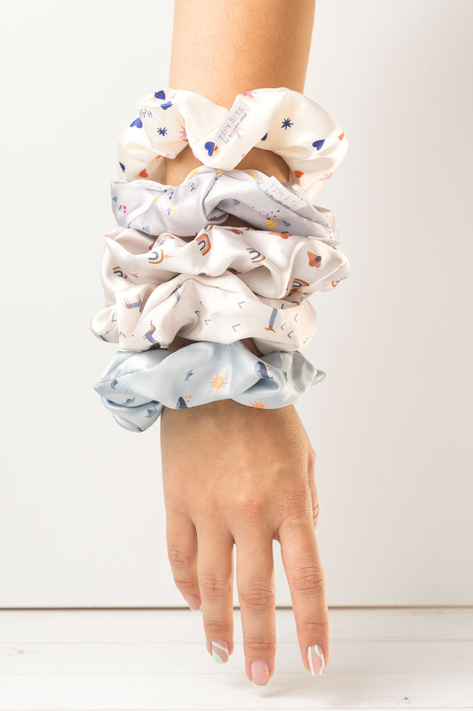 Laste pehme satiinscrunchie origami-mustriga randmel — stiilne ja õrn juukseaksessuaar | Emma & Roosi