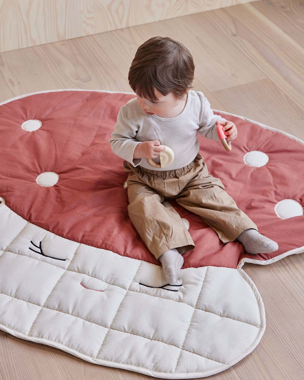 Punase seene kujuga mängutekk – pehme ja vastupidav beebile mängimiseks | Emma & Roosi