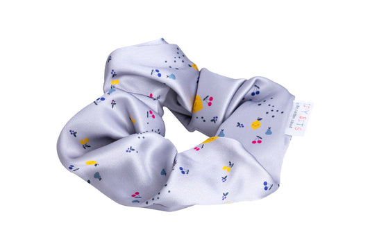 Satiinist juuksenöör puuviljamustriga – mugav scrunchie juustele | Emma & Roosi”